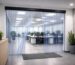 Transparenter PVC-Streifenvorhang zwischen Büro und angrenzendem Arbeitsbereich